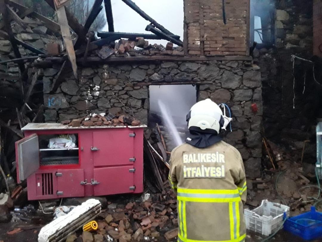 Sındırgı&rsquo;da dam k&uuml;le d&ouml;nd&uuml;