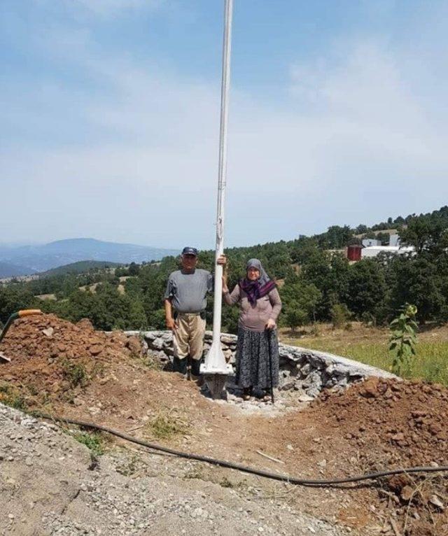 Gurbetçiden köyüne dev Türk bayrağı