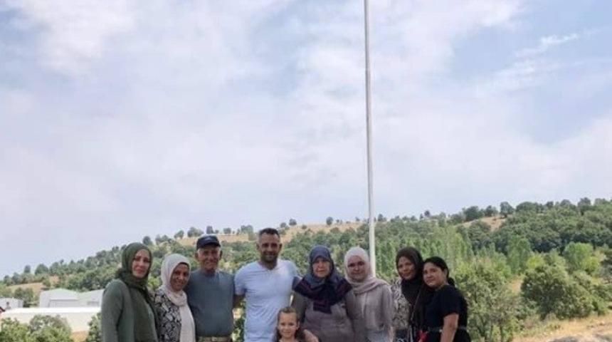 Gurbet&ccedil;iden k&ouml;y&uuml;ne dev T&uuml;rk bayrağı