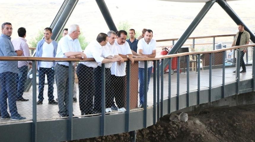 Sanatçı Tatlıses, Göbeklitepe’ye çıkarma yaptı