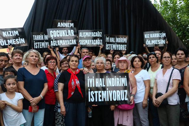 Alyazma Anıtı, kadın cinayetlerine tepki için siyah örtüyle kapatıldı