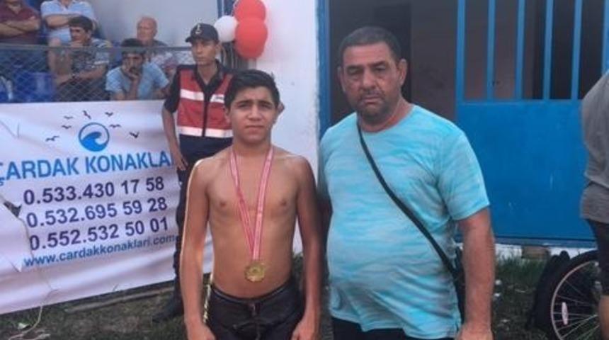 Edirneli gen&ccedil; pehlivan altın madalyanın sahibi oldu