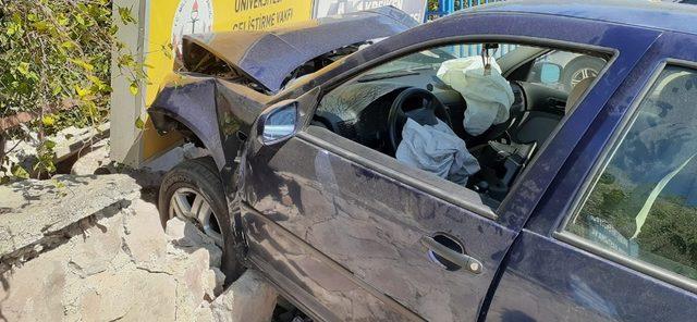 Ankara’da otomobil duvara çarptı: 4 öğretmen yaralı 3