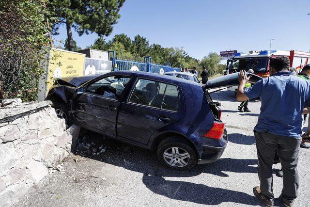 Otomobil duvara çarptı: 4 öğretmen yaralı
