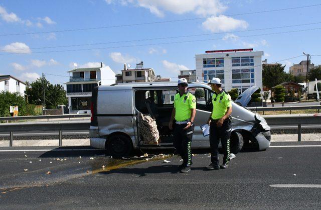 Minibüs bariyerlere çarptı: Anne ile kızı öldü, baba ve 2 çocuğu yaralı