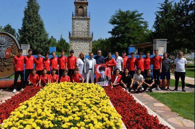 İnegölspor U-15 takımına Bilecik’in tarihi yerlerini gezdi