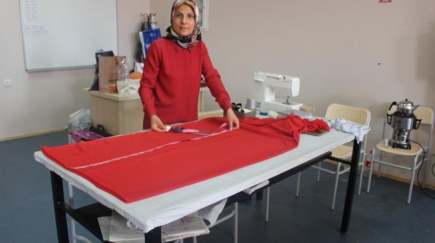 Elmalılı kadınlar dikiş nakış kursunda