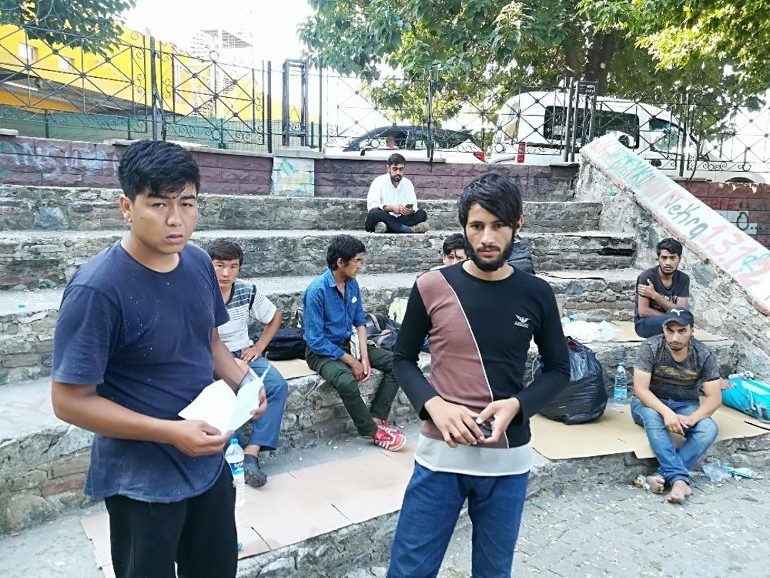 Parkta sabahlayan yabancı uyruklu gen&ccedil;ler, verdikleri rahatsızlıktan dolayı &ouml;z&uuml;r dilediler