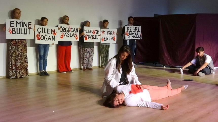 Sahnede Emine Bulut cinayeti duygulandırdı