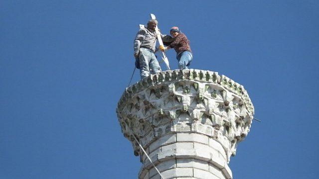 Yaşlı çiftin minare tepesinde ekmek kavgası