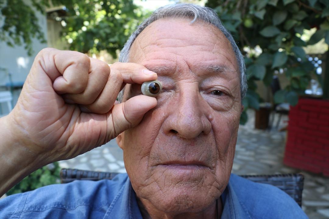 Gazi dedesinin protez g&ouml;z&uuml;ne 'g&ouml;z&uuml;' gibi bakıyor