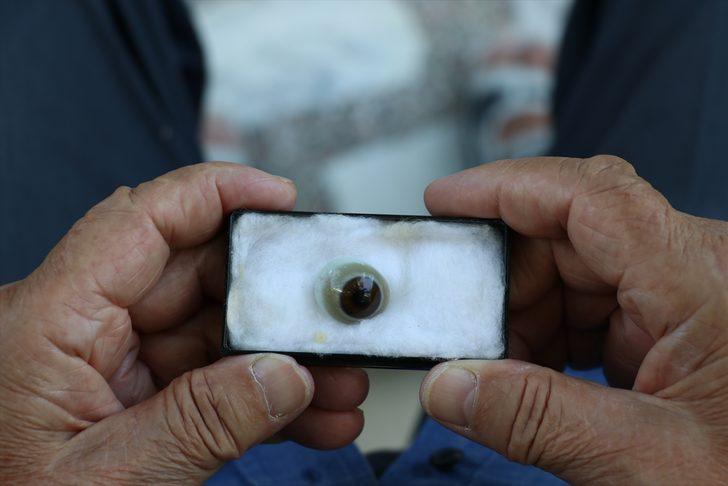 Gazi dedesinin protez gözüne 'gözü' gibi bakıyor G1