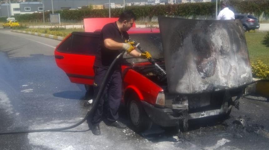 Boz&uuml;y&uuml;k&rsquo;te otomobil yangını