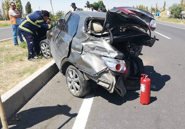Otomobil, öndeki otomobile çarptı: 8 yaralı
