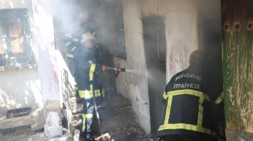 Metruk evdeki yangın korkuttu