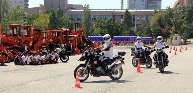 Ankara'da motosikletli ambulans ekipleri hayat kurtarıyor