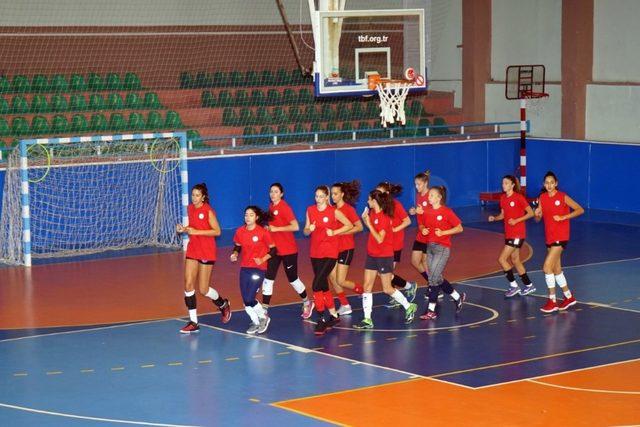 Nevşehir Belediyesi kadın voleybol takımı hazırlıklarını sürdürüyor