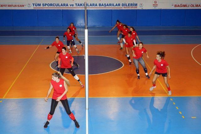 Nevşehir Belediyesi kadın voleybol takımı hazırlıklarını sürdürüyor