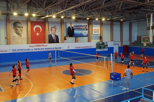 Nevşehir Belediyesi kadın voleybol takımı hazırlıklarını sürdürüyor