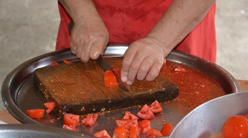 Kışlık yapım mesaisi başladı: Organik salça nasıl yapılır?