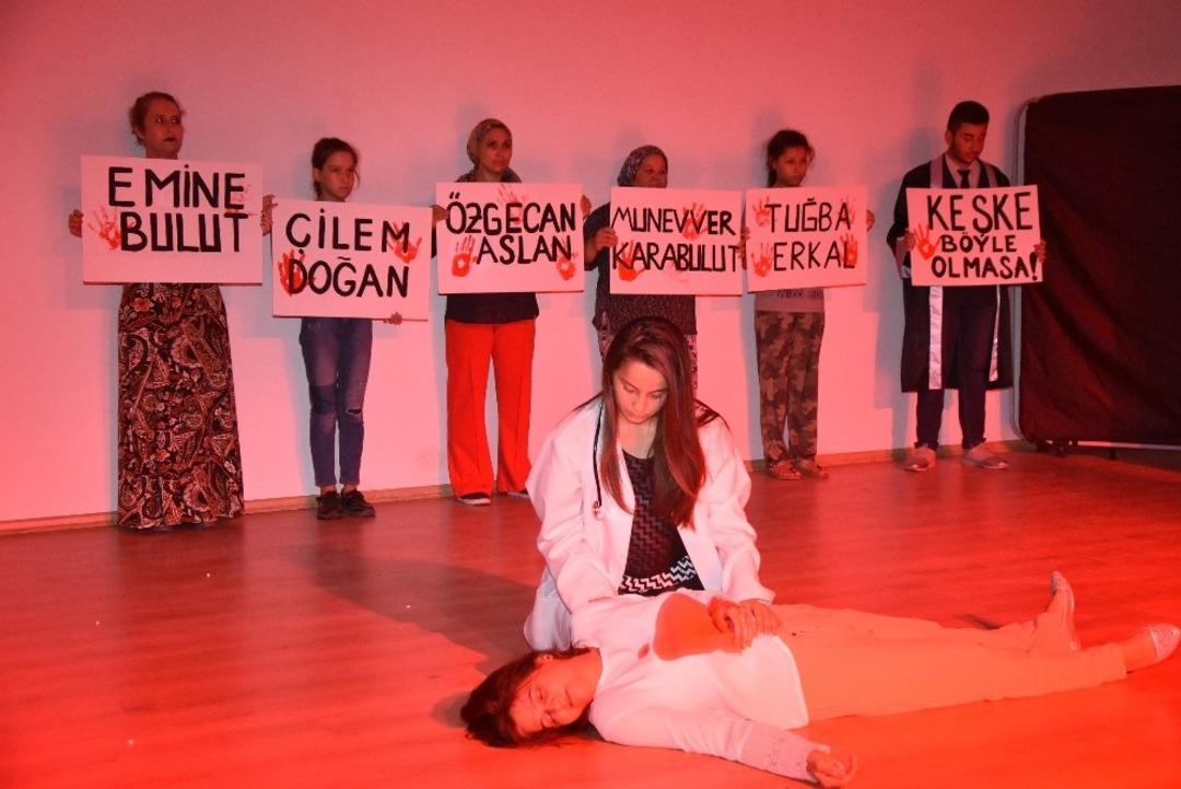 İncirliova&rsquo;da &lsquo;Yankı&rsquo; adlı tiyatro ile kadına şiddete dikkat &ccedil;ekildi