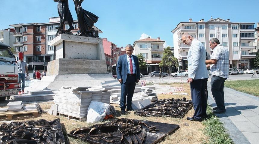 K&uuml;tahya&rsquo;ya Kuruluştan Kurtuluşa Anıtı