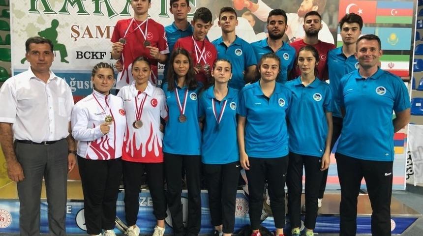 B&uuml;y&uuml;kşehirli karateciler Rize&rsquo;de madalyaları topladı