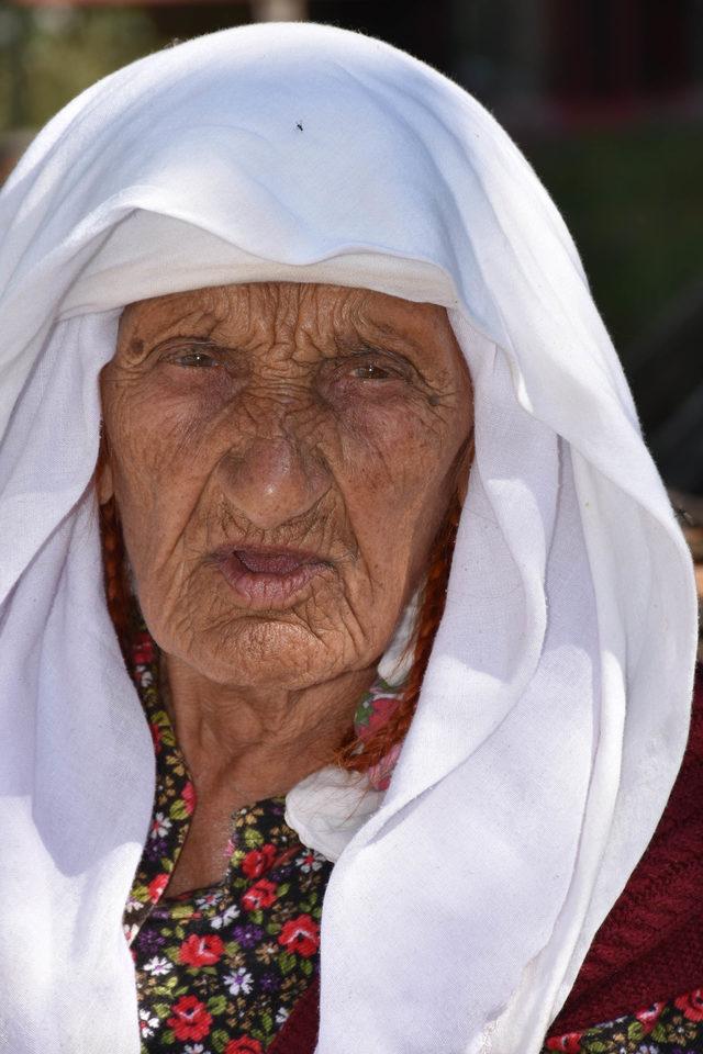 105 yaşındaki Sabayi ninenin uzun yaşamının sırrı manda yoğurdu