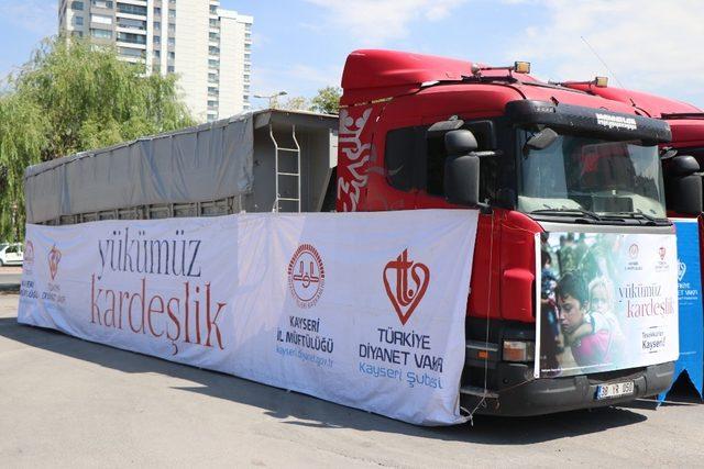 Kayseri’den 10 yardım tırı, dualarla uğurlandı