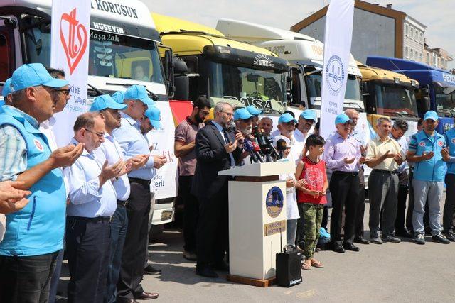 Kayseri’den 10 yardım tırı, dualarla uğurlandı