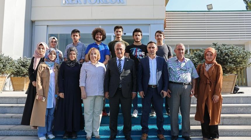 Atat&uuml;rk &Uuml;niversitesi &ouml;ğrencileri, &ccedil;alışma hayatına uyum sağlıyor