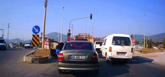 Fethiye'deki satırlı trafik magandası yakalandı