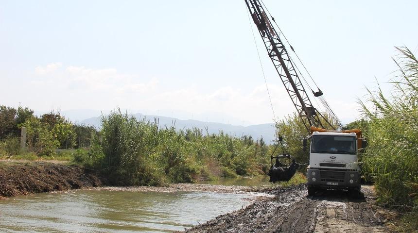 Samandağ’da drenaj kanalları temizleniyor