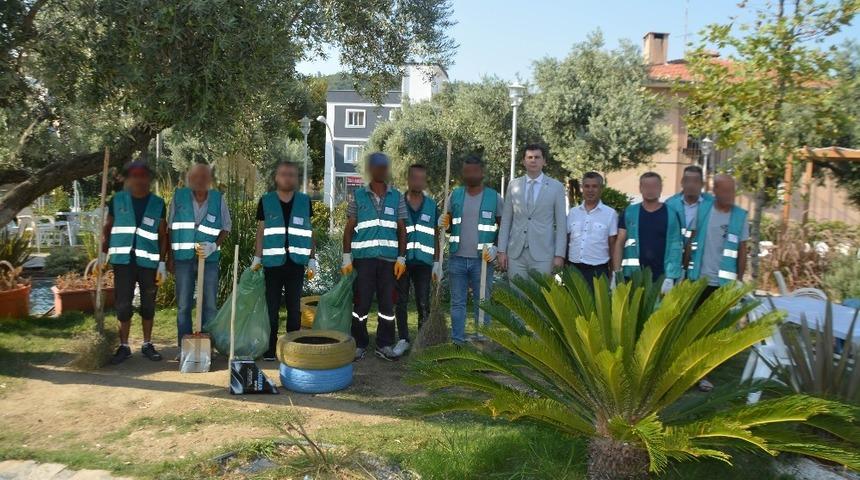 Söke’de denetimli serbestlik yükümlülerinden park temizliği