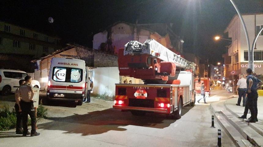 İntihara kalkışan şahsı polis &ccedil;atıdan indirdi