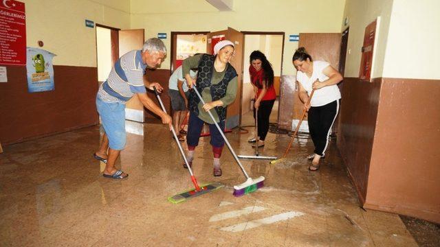 Veliler, çocuklarının eğitim yuvasını temizledi