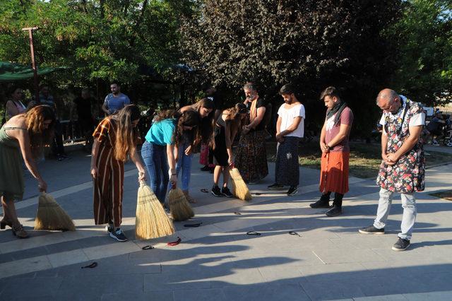 Tunceli'de kadına şiddete tepki için erkek etek giydi, kadınlar tespih salladı