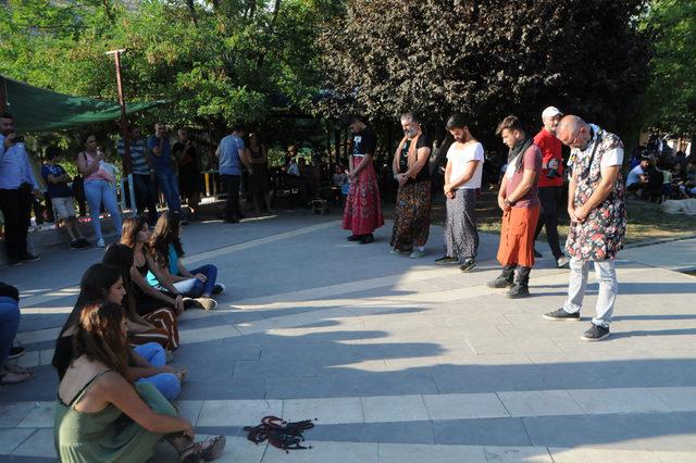 Tunceli'de kadına şiddete tepki için erkek etek giydi, kadınlar tespih salladı