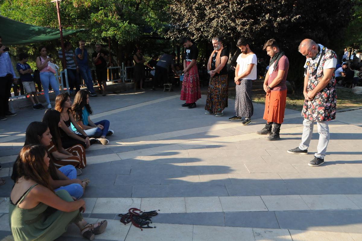 Tunceli'de dikkat &ccedil;eken eylem! Erkekler etek giydi, kadınlar tespih salladı