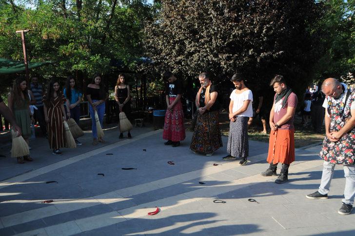 Tunceli'de dikkat çeken eylem! Erkekler etek giydi, kadınlar tespih salladı G3