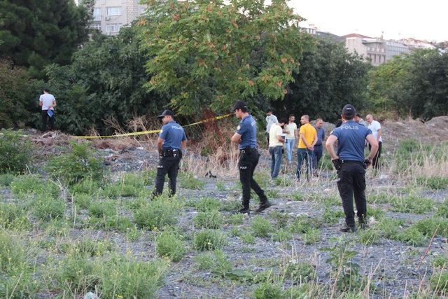 Zeytinburnu'nda boş arazide erkek cesedi bulundu