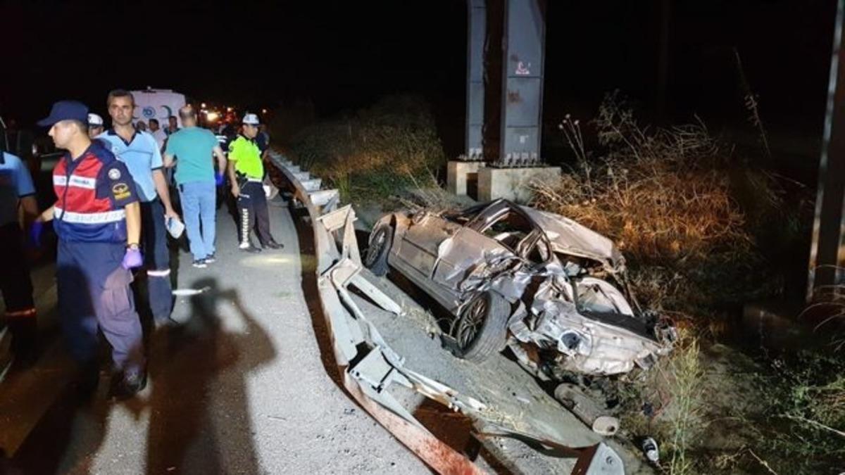 Gece yarısı feci kaza! Ara&ccedil; bu hale geldi: &Ouml;l&uuml; ve yaralılar var