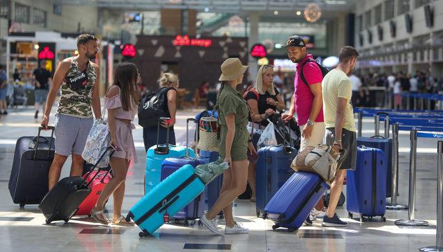 Antalya Havalimanı'nı 7 ayda 18 milyon yolcu kullandı
