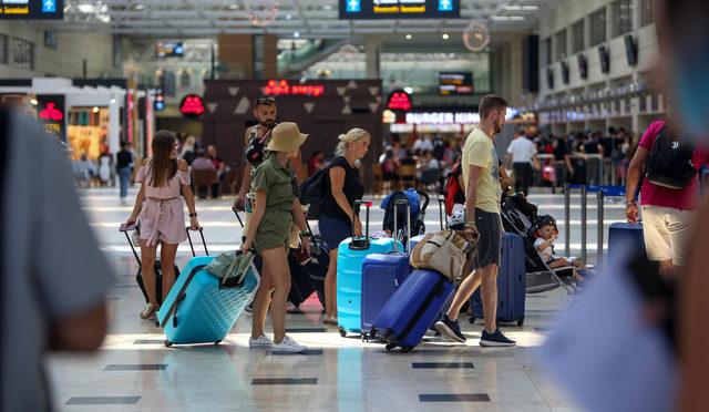 Antalya Havalimanı'nı 7 ayda 18 milyon yolcu kullandı