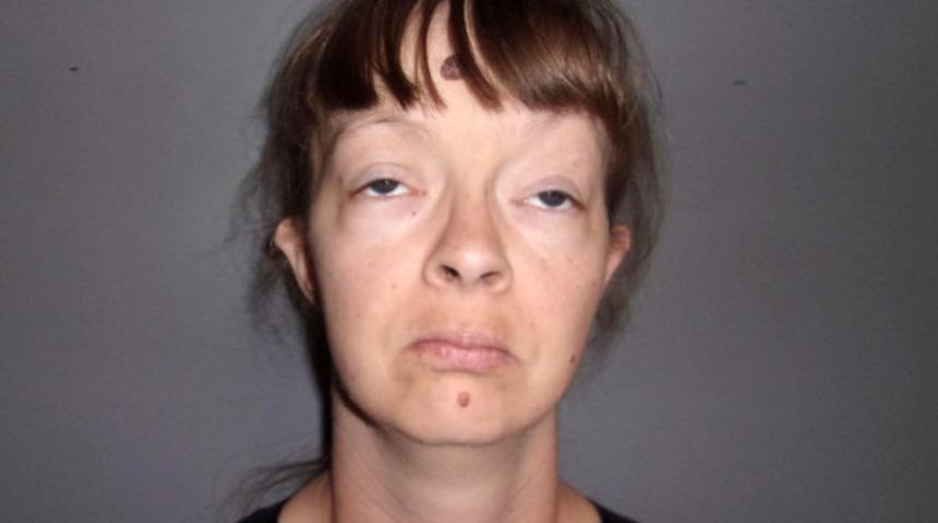 Bu nasıl anne? Çocuklarını köpek dışkısı yemeğe zorlamış!