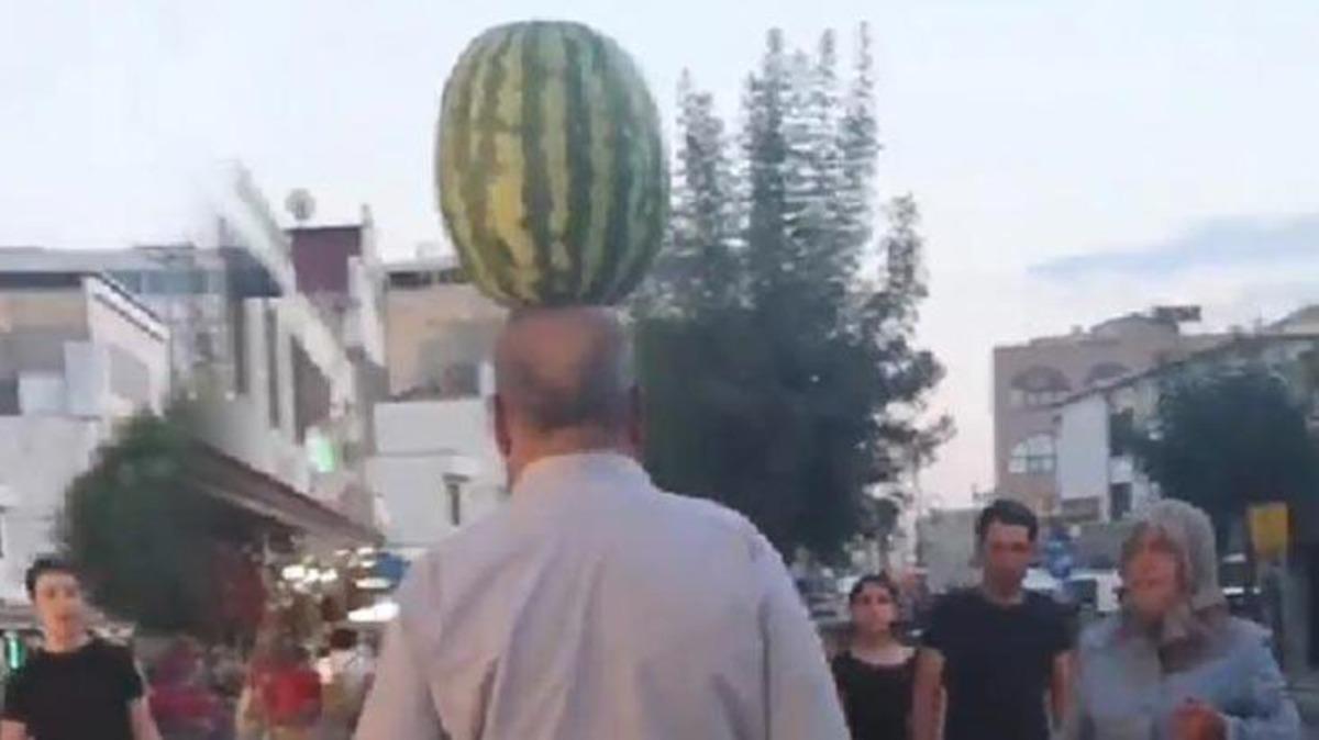 Diyarbakır'da kafasındaki karpuzla metrelerce y&uuml;r&uuml;d&uuml;