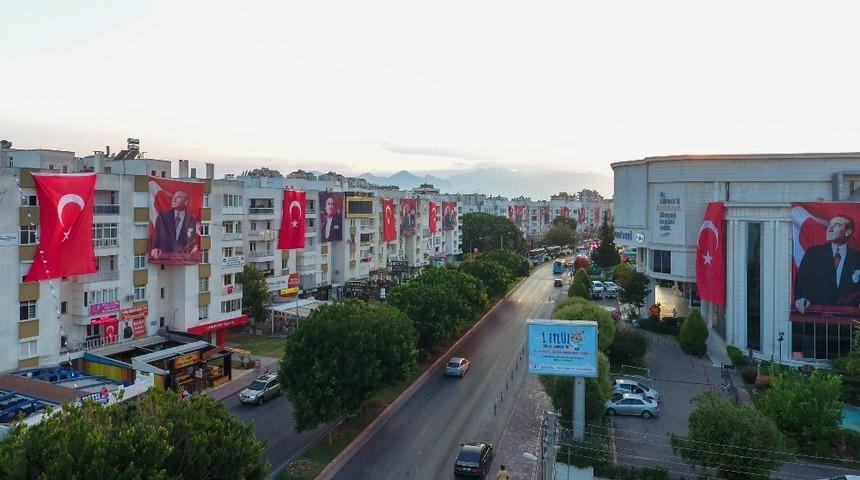 2 kilometrelik cadde 30 Ağustos i&ccedil;in dev bayraklarla donatıldı