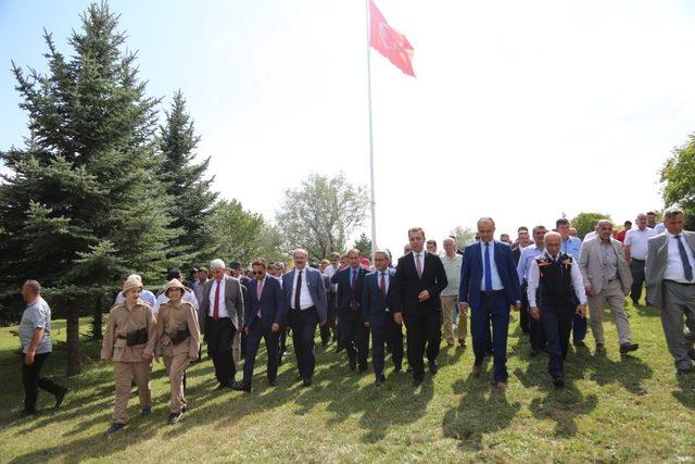 Dumlupınar’da dev Türk bayrağı göndere çekildi