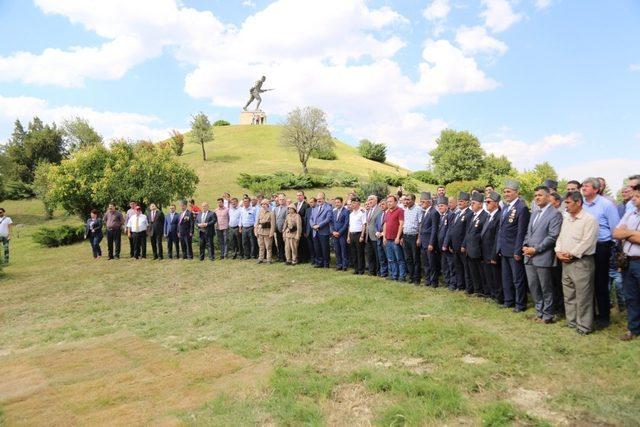 Dumlupınar’da dev Türk bayrağı göndere çekildi