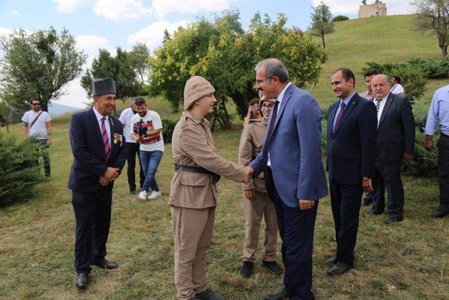 Dumlupınar’da dev Türk bayrağı göndere çekildi